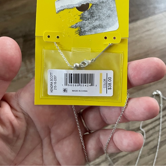 Kendra Scott travel jewelry case plus 2 necklaces - Picture 6 of 7